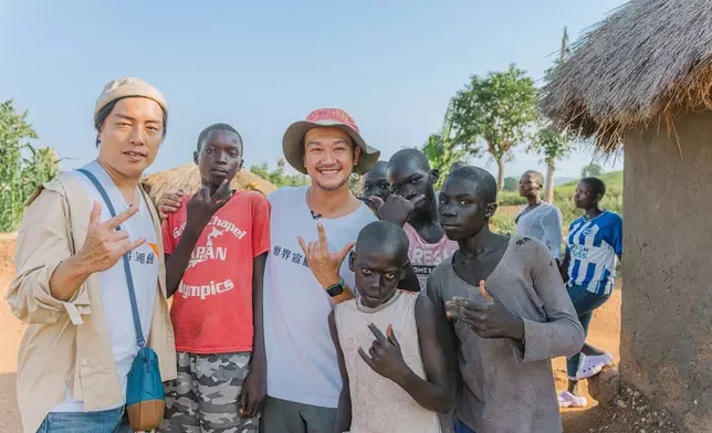 吳浩康和陳思捷於小記者Job的社區裡與難民孩子合照。