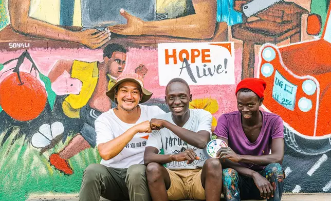 吳浩康與Superior Avenue Arts的創辦人Emmanuel及 Morgan合影。