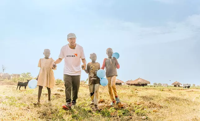 吳浩康與單親媽媽Rose的孩子合照。