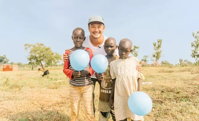 吳浩康與單親媽媽Rose的孩子合照。