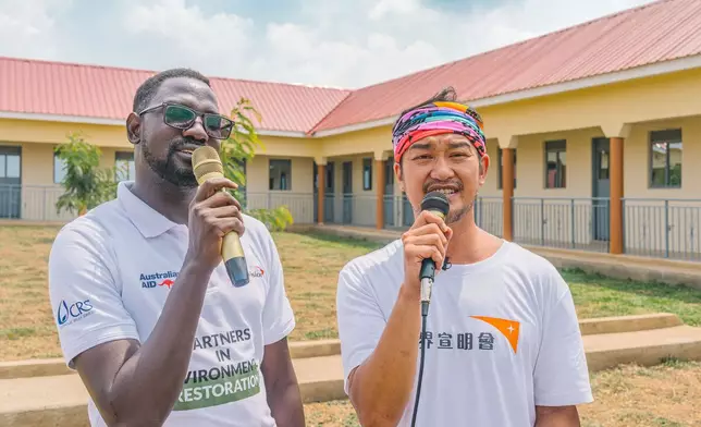 吳浩康與當地宣明會職員合唱表演。