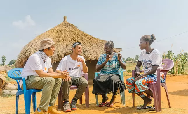 吳浩康與陳思捷、 Rose及她的好友Lilian交流生活點滴。