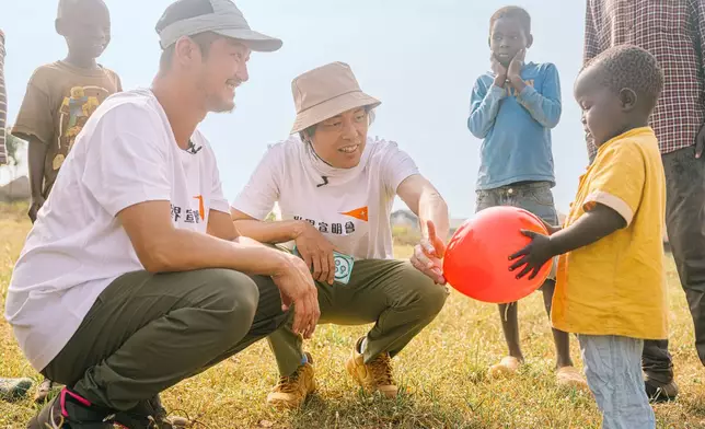 吳浩康與陳思捷以音樂及遊戲，與單親媽媽Rose一家的孩子破冰。