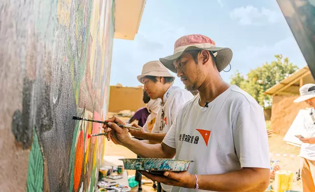 吳浩康與陳思捷在當地學校，與Superior Avenue Arts的難民青少年完成「Hope Alive!」壁畫。