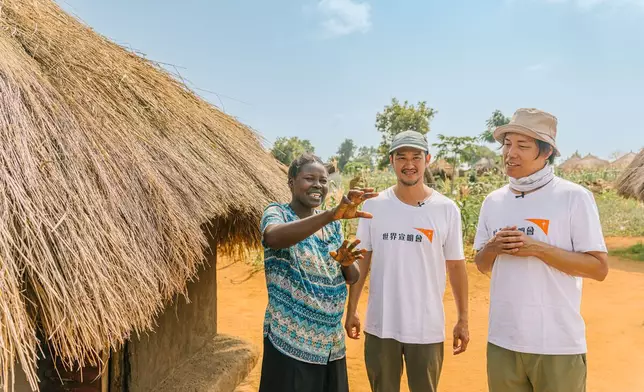 單親媽媽Rose帶吳浩康及陳思捷參觀她的家。