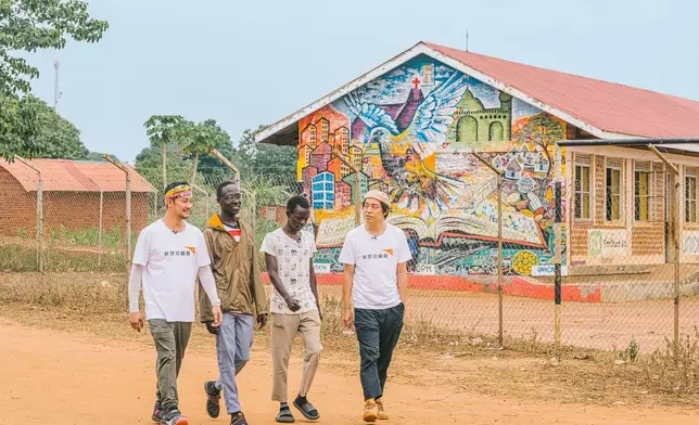 年青畫家Emmanuel和Morgan化身導遊，帶吳浩康及陳思捷走一趟「壁畫之旅」，從他們創作的壁畫中，認識當地難民的背景、需要和盼望。