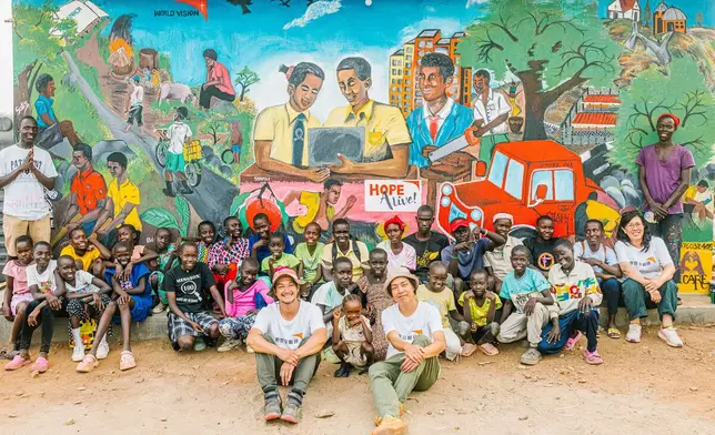 香港世界宣明會總幹事馮丹媚女士、吳浩康及陳思捷與 Superior Avenue Arts和一眾參與 MV 的難民孩子合照。