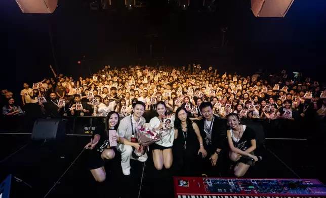 與全場粉絲一同慶生。