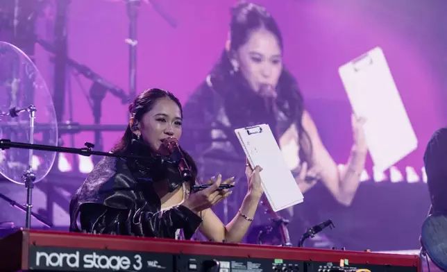 Jaime當晚即席叫三位fans每人哼一粒音，然後用鋼琴即場作曲。