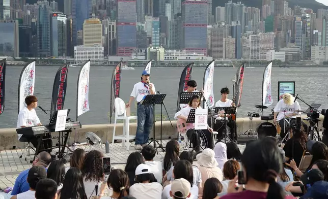 古巨基日前率領五隊本地Busker隊伍在西九海濱長廊Busking。