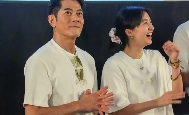 城城趁周末即帶同太太與兩個女兒一起入場觀看自己的新片。