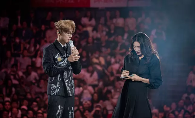 更緊張叫Karen不要簽在身體上。