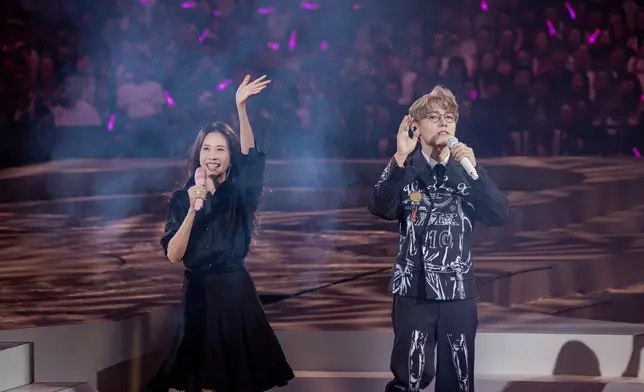 二人在台上互動有趣。