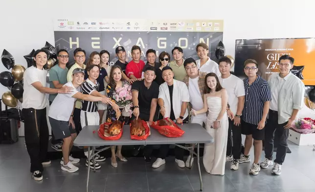 十多位圈中好友到場支持。