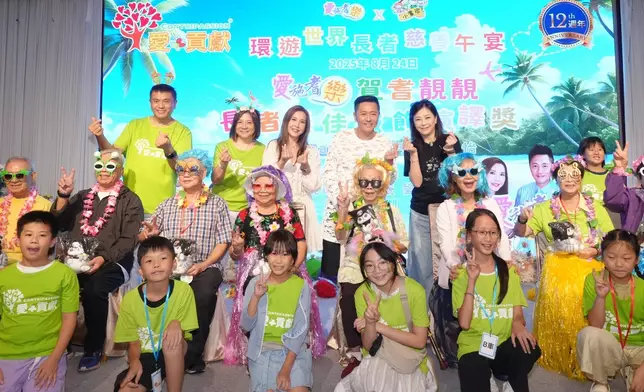 蘇志威與劉小慧及女兒Yumi一家三口及李婉華一起出席「愛。貢獻」主辦長者慈善午宴。