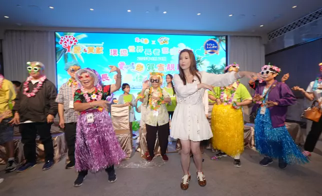 李婉華與長者們共舞。