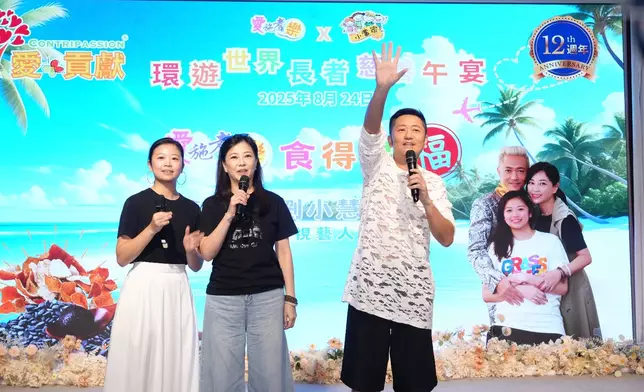 蘇志威一家三口大受長者們歡迎。