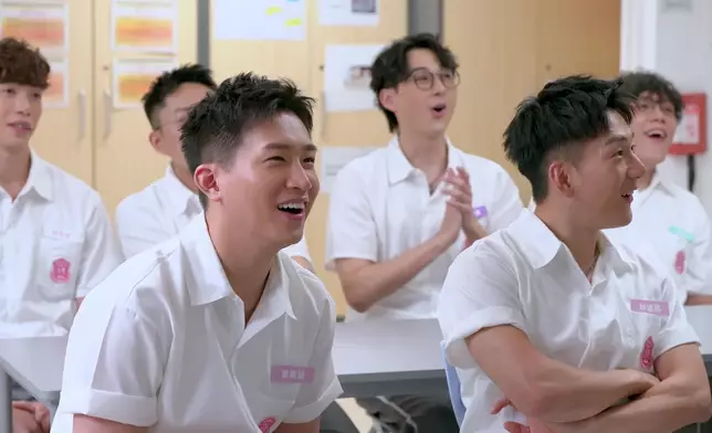 男同學全線心心眼。