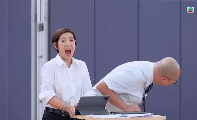 阿Bob同芷珊姐姐笑到。