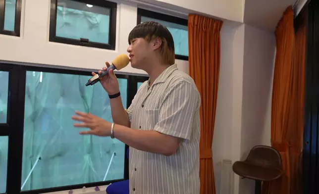 蘇永康細心指導二人。