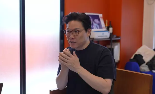 蘇永康細心指導二人。