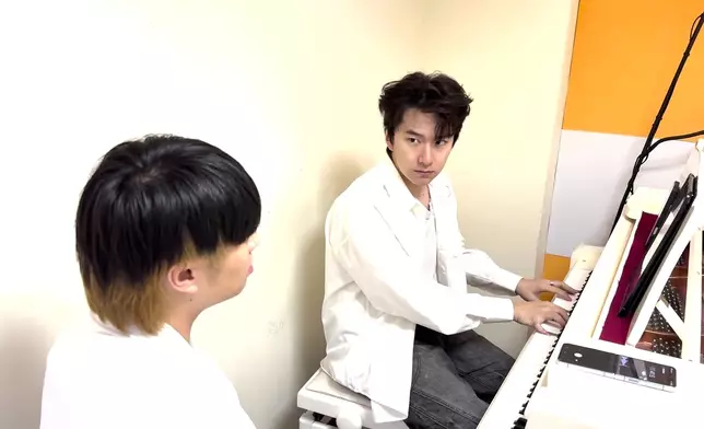Matt彈奏鋼琴為Ryan助攻，二人排練時就已經勁合拍。