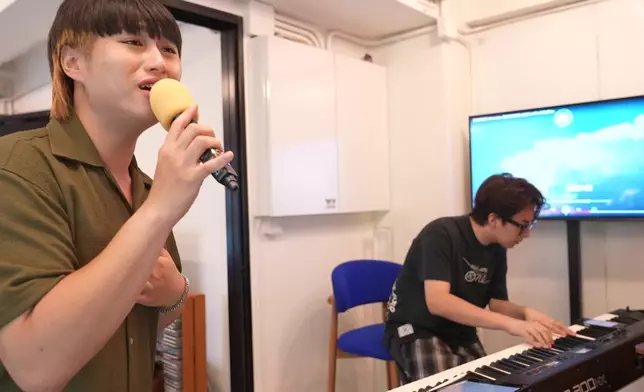 Matt彈奏鋼琴為Ryan助攻，二人排練時就已經勁合拍。