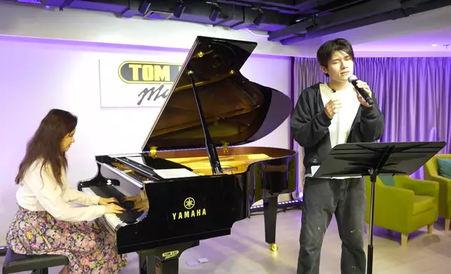 譚耀文指導二人的和音。