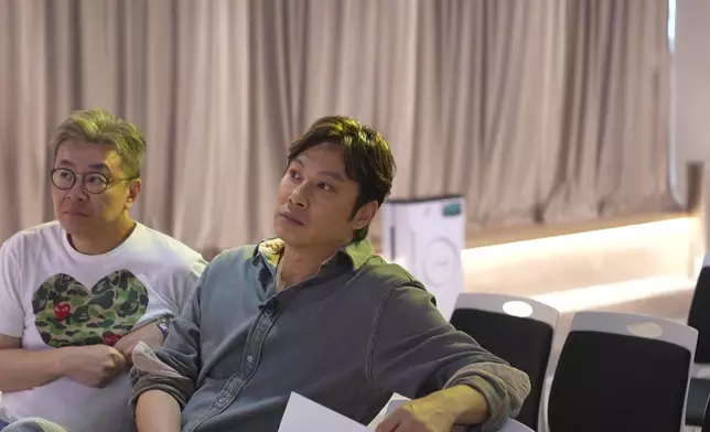 譚耀文指導二人的和音。