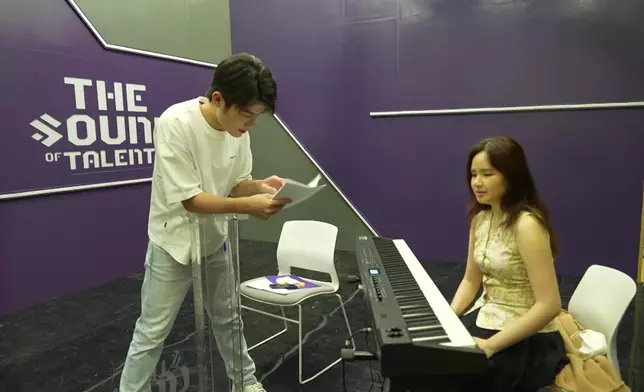 譚耀文指導二人的和音。