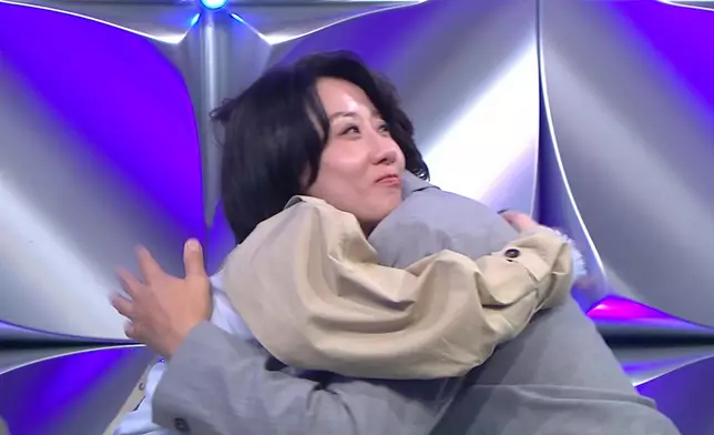 泳兒亦給予擁抱安慰。