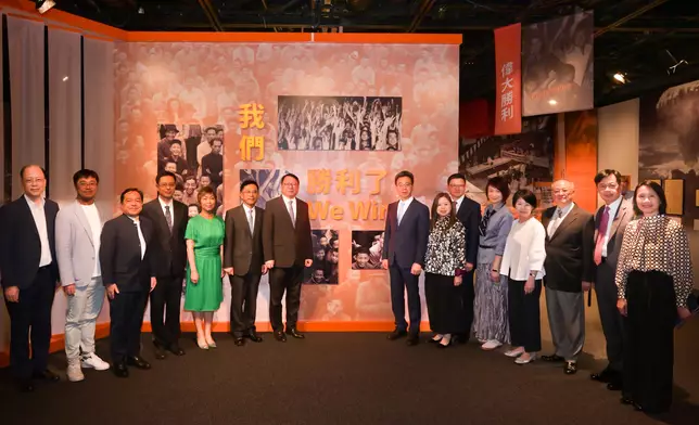 主禮嘉賓參觀展覧時合照，包括政務司司長陳國基（左七）、中央人民政府駐香港特別行政區聯絡辦公室秘書長王松苗（左六）、國家文物局副局長孫德立（右八）、文化體育及旅遊局局長羅淑佩（右七）、中國國家博物館黨委書記楊帆（左四）、中國銀行（香港）副董事長兼總裁孫煜（右六）、香港賽馬會董事龔楊恩慈（左五）、立法會議員李慧琼博士（右五）、 立法會議員陳振英（右二）。