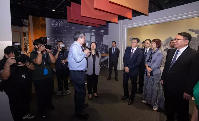 主禮嘉賓參觀展覧