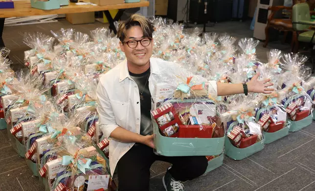 啟豪歌迷會「豪吧」去年開展《十式社企迎中秋》禮籃計劃。