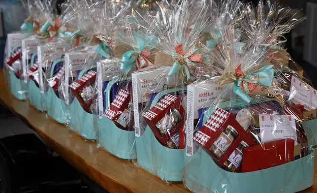 啟豪為禮籃精心挑選十款來自香港十間社企的產品。