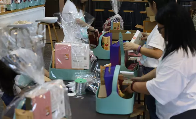 禮籃由歌迷會義工團隊負責包裝。