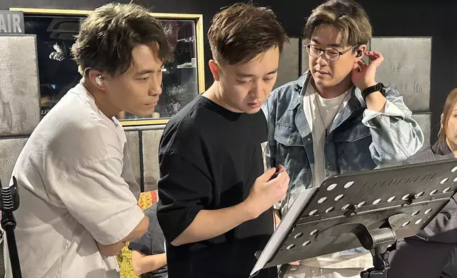 與劍文及輝智認真研究和聲部份。