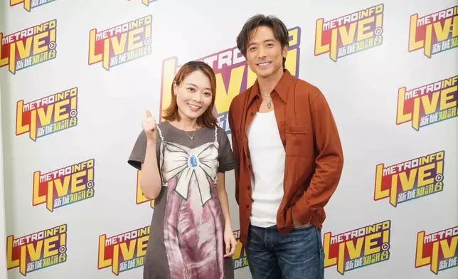 歌手林德信（Alex）接受羅沛琪（Pinky）主持的新城廣播節目《寵愛您》訪問。