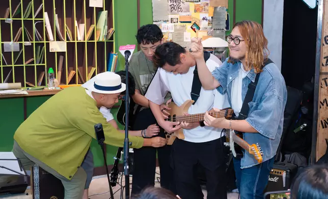 NWB 5子合奏一支低音結他表演。