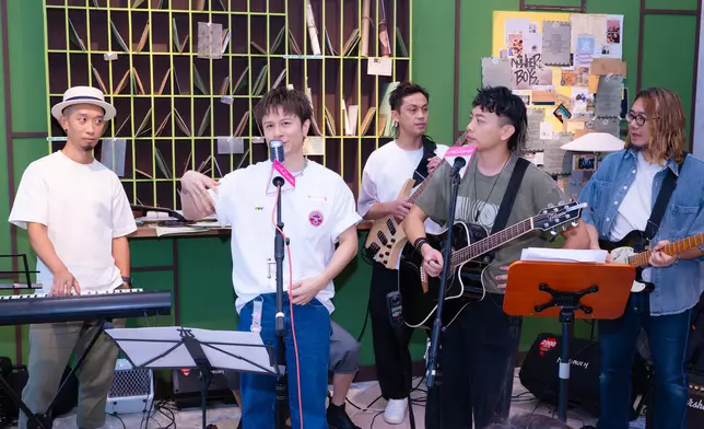 安仔出場，與NWB表演他今年第一首派台歌《不遲不早》。