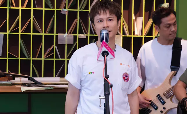 粉絲捐錢抽號碼領養一隻公仔，所有捐款會全數捐出。