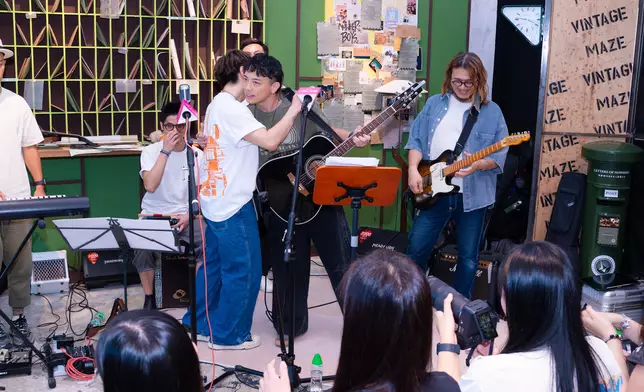 Van又宣布好消息，指NWB即將衝出香港。