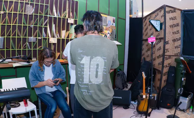 Van穿上新鮮出爐NWB十周年紀念tee。