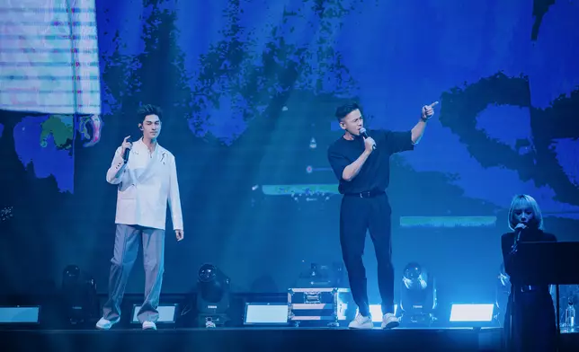 二人「重現」當年電影《喜愛夜蒲2》的經典場面。