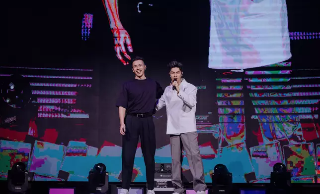 沈震軒到中山為關楚耀演唱會擔任嘉賓。