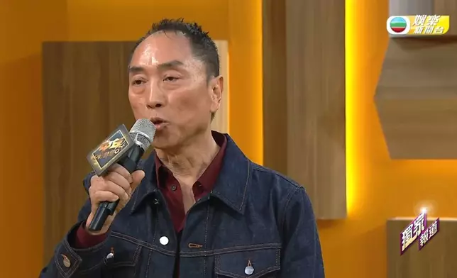 雖然鄔友正因腳傷未癒仍要以拐杖協助，不過他仍面帶微笑獻唱。