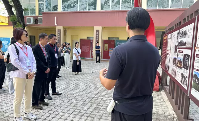 李慧琼等聆聽工作人員介紹。巴士的報記者攝