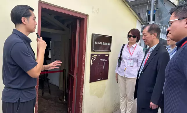 李慧琼等聆聽工作人員介紹。巴士的報記者攝