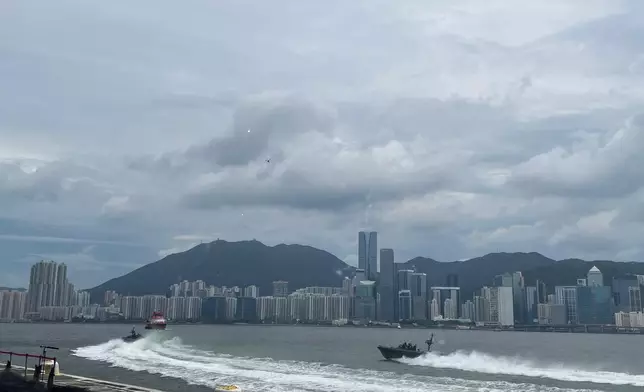 水警在海上追截極端份子快艇。巴士的報記者攝