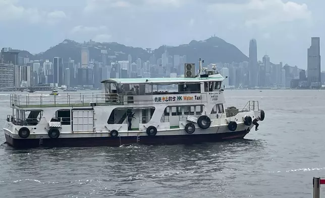 客船被極端分子挾持，其中一名乘客冒險跳水逃生。巴士的報記者攝